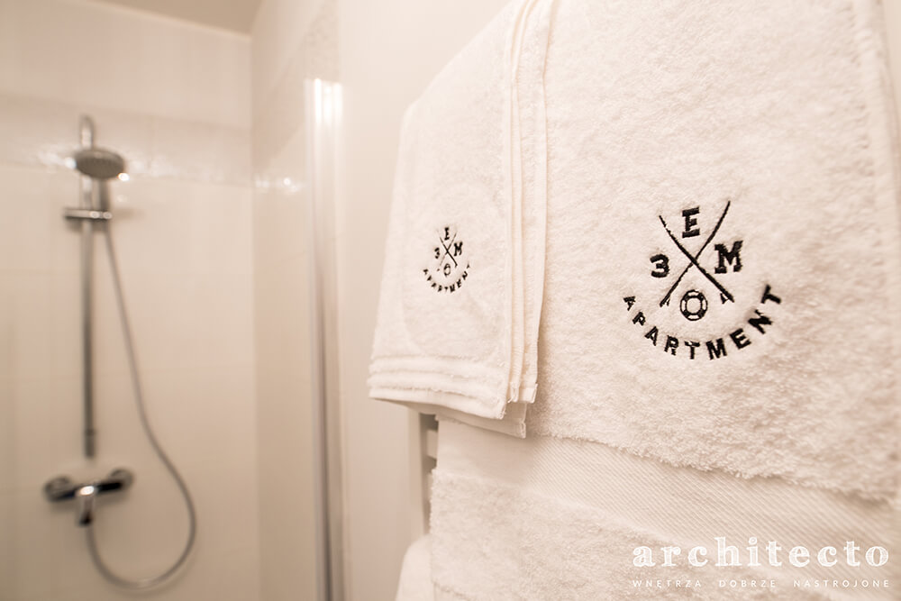 łazienka w stylu marynistycznym, detal ręczniki